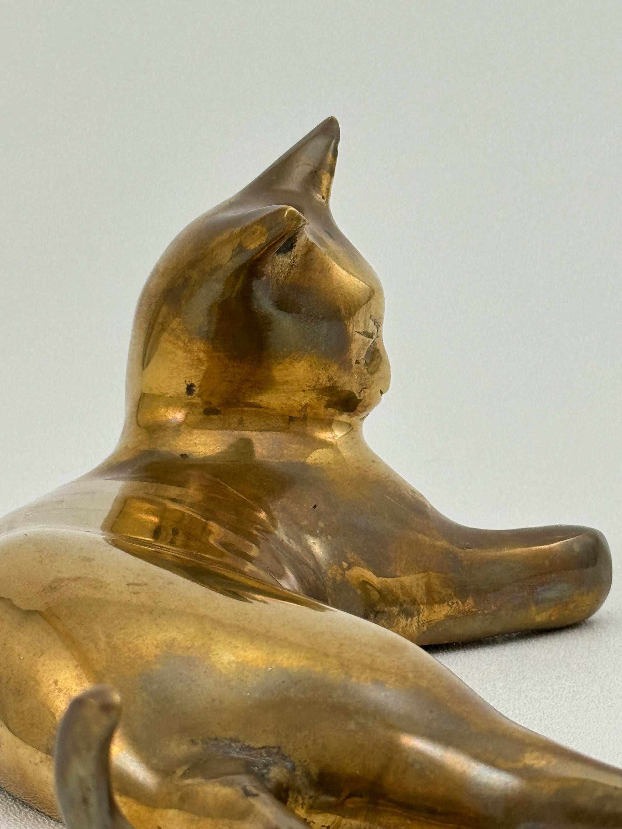 Mid-Century Modern Brass Cat Sculpture – Sleek &amp; Minimalist Design