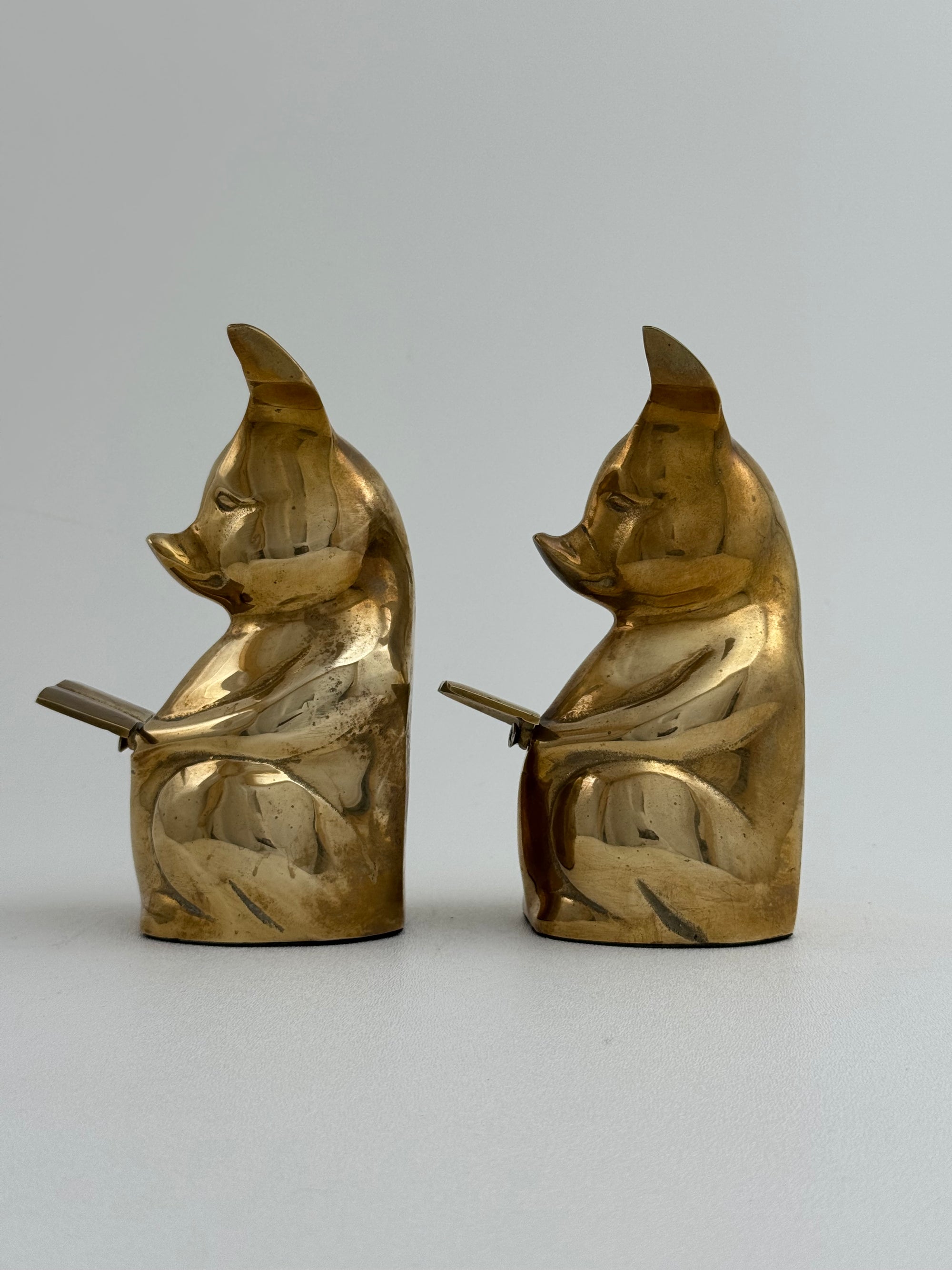Vintage Brass Reading Pigs – Set of 2