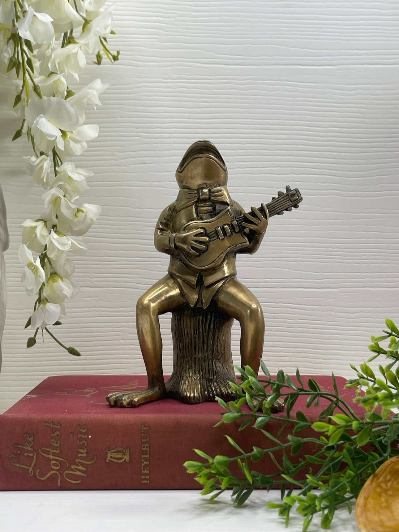 Melodic Croak: Vintage Brass Frog Guitarist on Stump Playing Guitar-Figurine