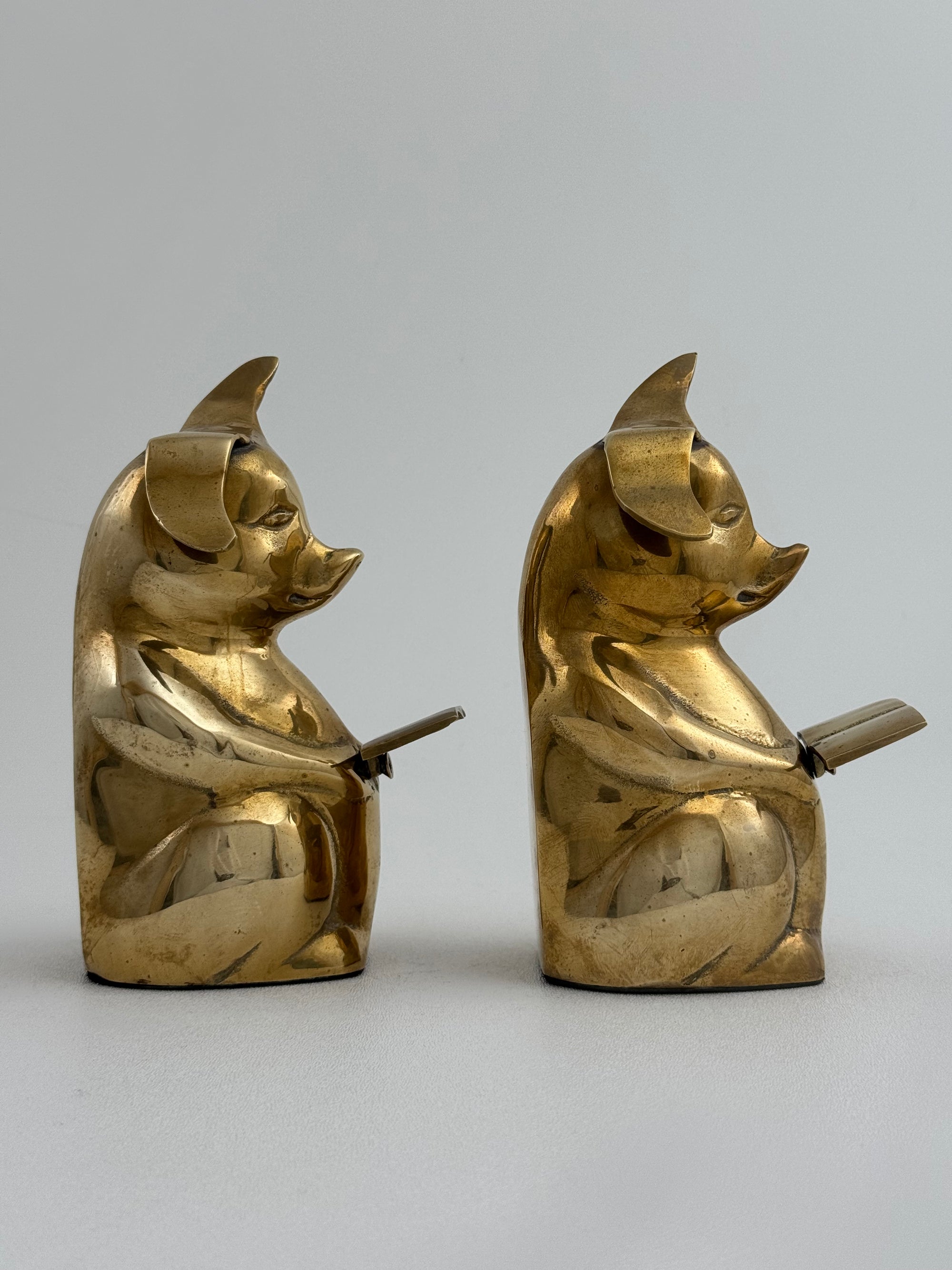 Vintage Brass Reading Pigs – Set of 2