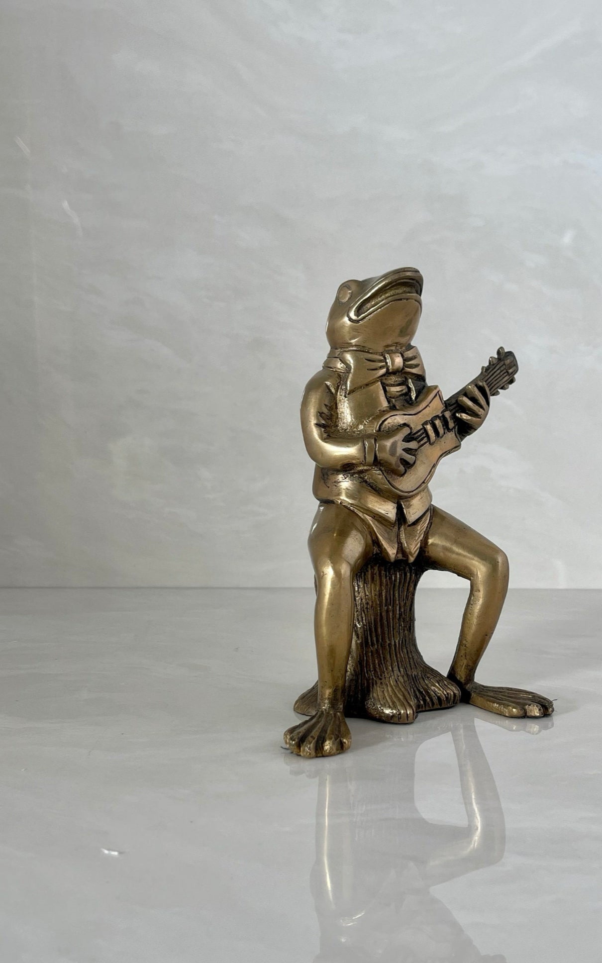 Melodic Croak: Vintage Brass Frog Guitarist on Stump Playing Guitar-Figurine