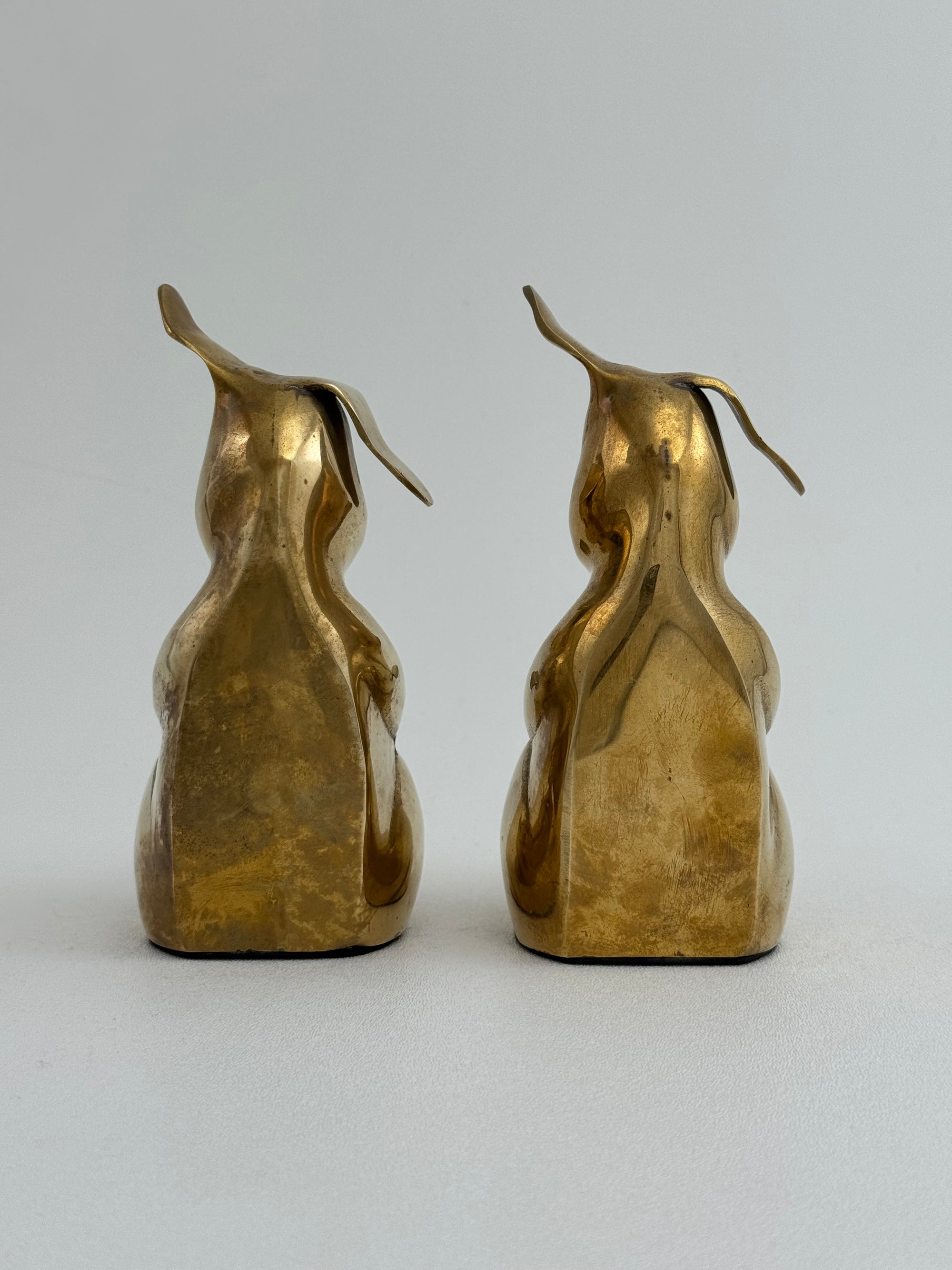 Vintage Brass Reading Pigs – Set of 2