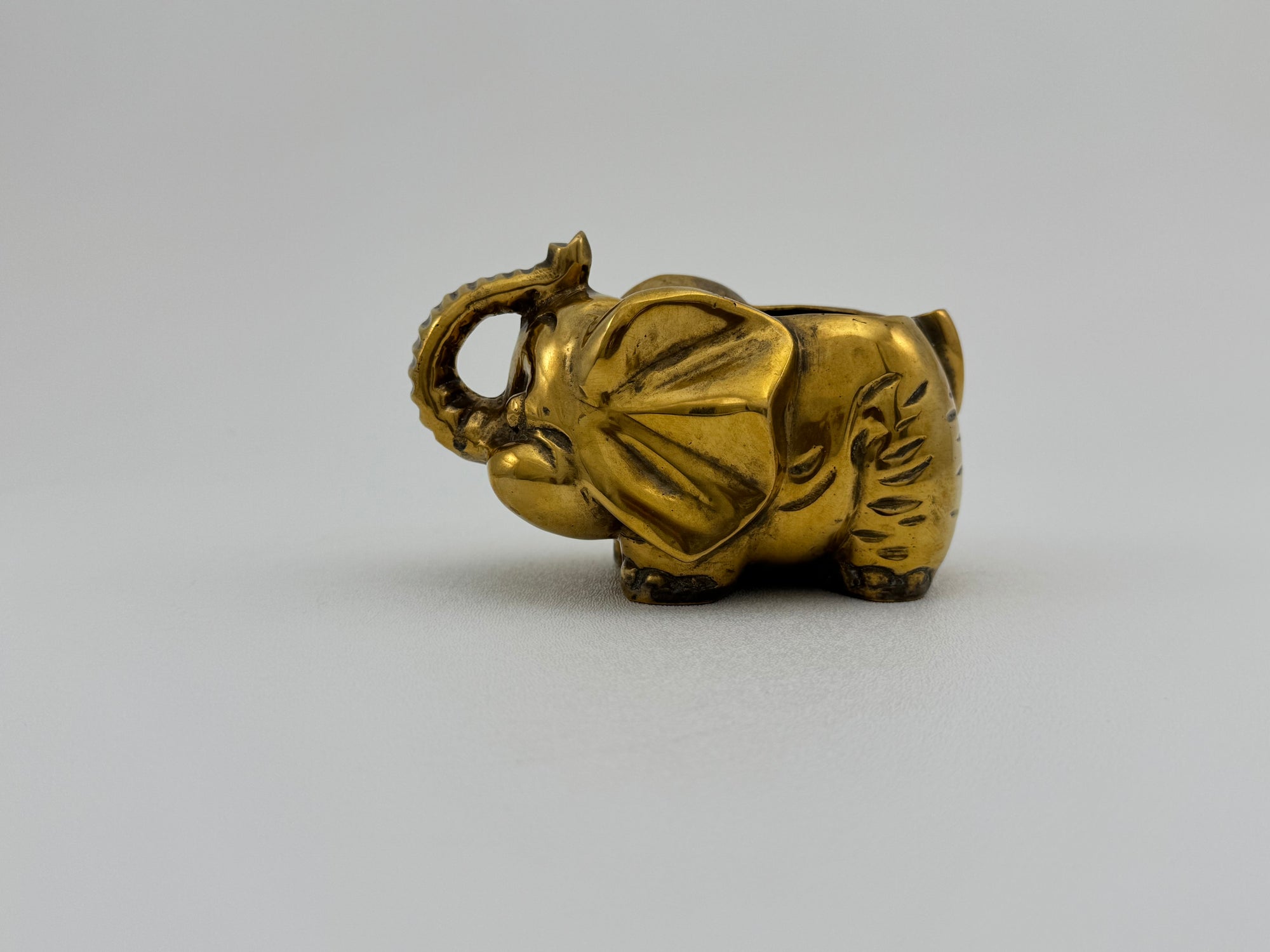 Small Vintage Brass Elephant Stash Pot / Ashtray / Trinket Holder