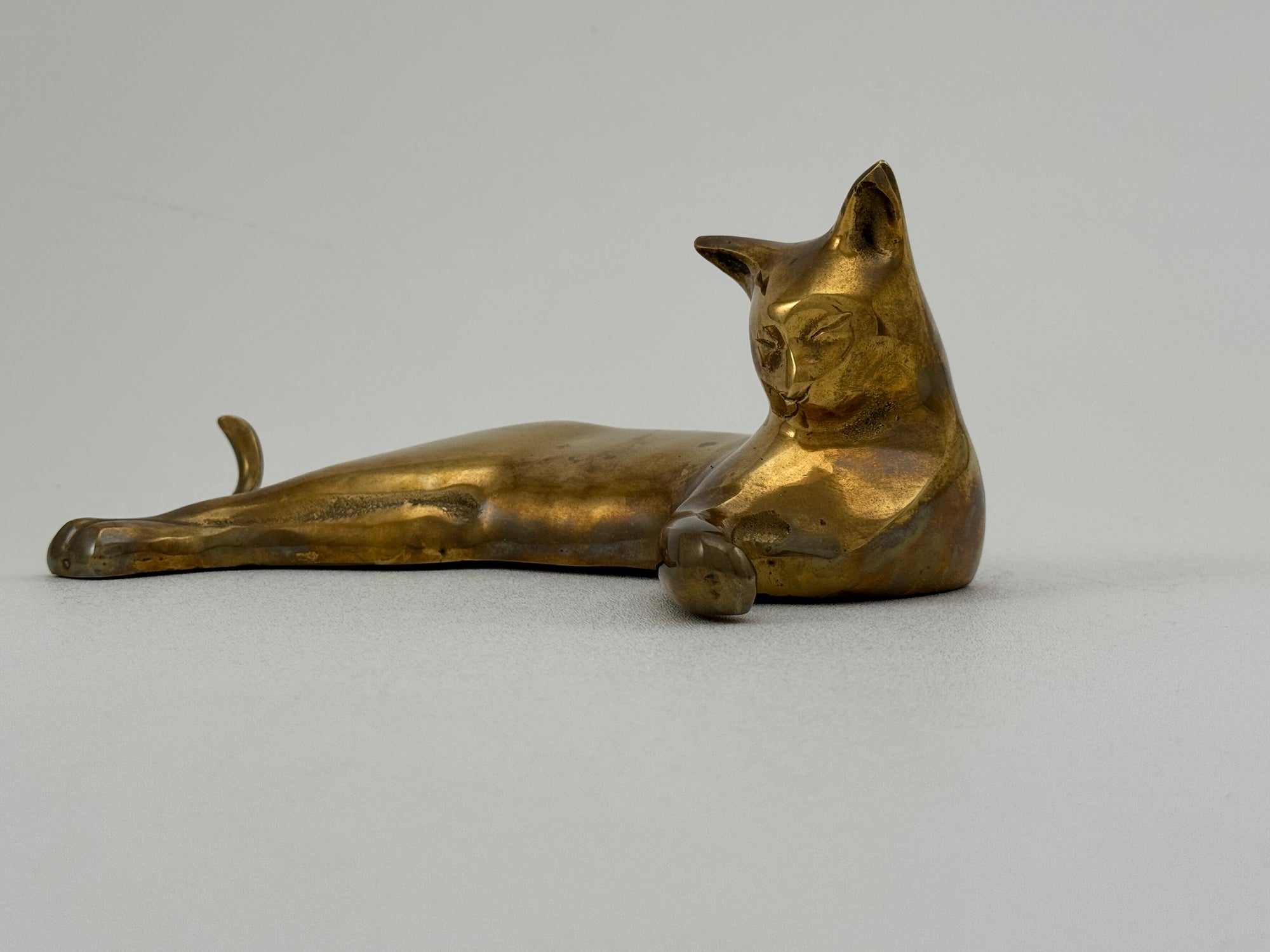 Mid-Century Modern Brass Cat Sculpture – Sleek &amp; Minimalist Design